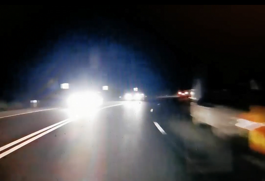 (VIDEO) Tractor oprit pe DN1 E60, la urcare în Dumbrava, nu a fost semnalizat corespunzător
