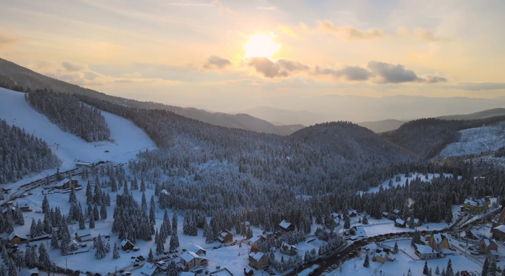 Satul Vârtop, din inima Apusenilor, la doi pași de Pietrele Negre, Cheile Galbenei, Cascada Vârciorog și peștera Porțile Bihorului