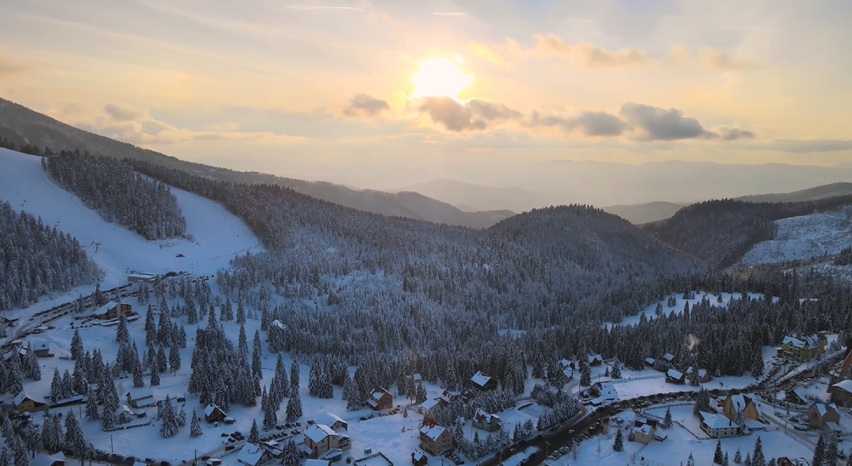 Satul Vârtop, din inima Apusenilor, la doi pași de Pietrele Negre, Cheile Galbenei, Cascada Vârciorog și peștera Porțile Bihorului