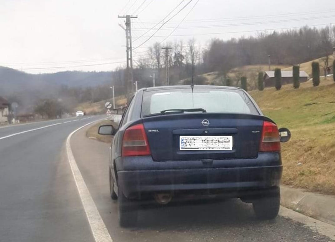 Alo, poliția? Avem o mașină parcată pe DN76 în Luncoiul de Jos de vreo două săptămâni!