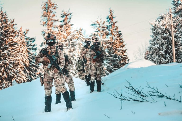 (FOTO) Antrenamente ale militarilor de la Operații Speciale „Vulturii”, la Stâna de Vale, pe – 20 de grade!