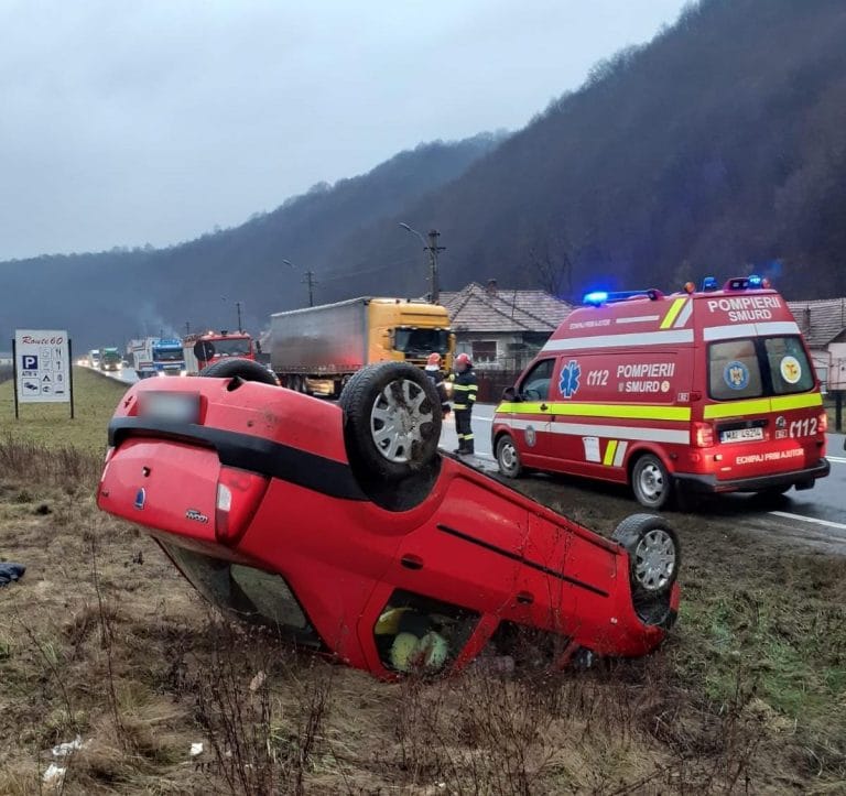 O tânără de circa 20 de ani s-a răsturnat cu mașina în Ciucea
