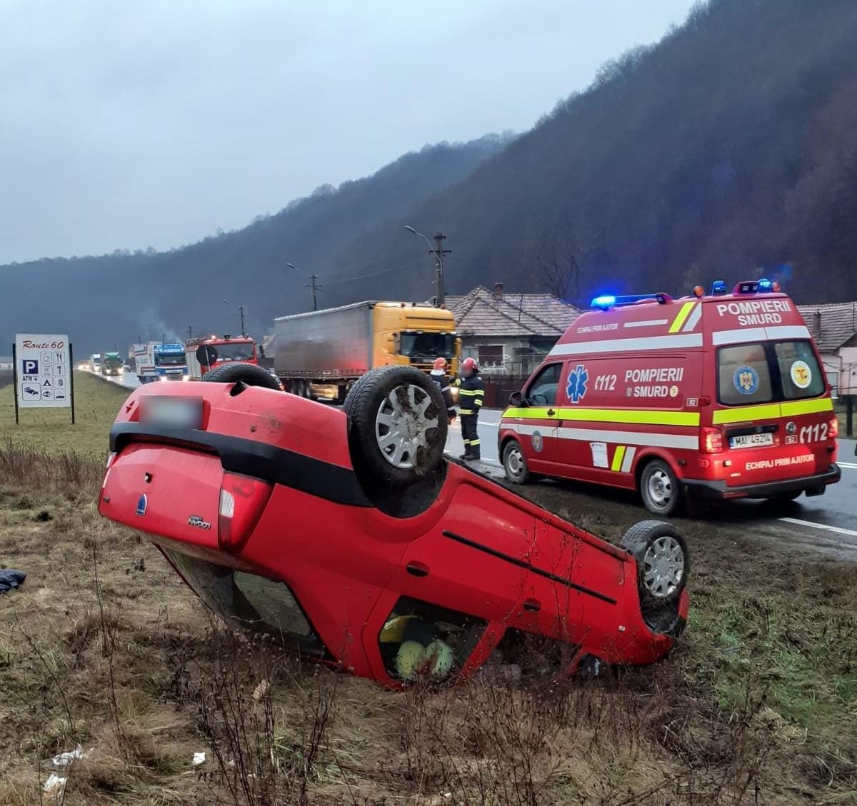 O tânără de circa 20 de ani s-a răsturnat cu mașina în Ciucea