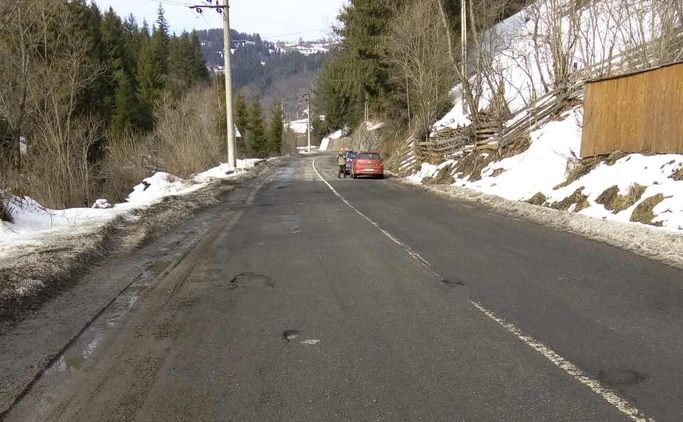 Ce spun moții din Valea Arieșului despre DN 74 și DN 75? „Se plombează primăvara și iarna se strică”