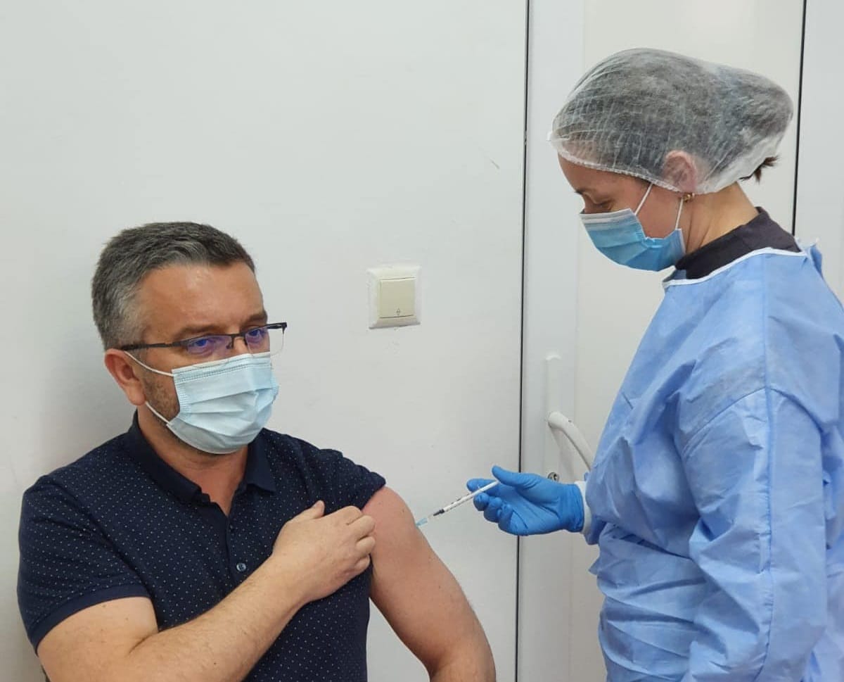 Prefectul de Alba, Nicolae Albu, s-a vaccinat anti-COVID-19 la centrul din Câmpeni