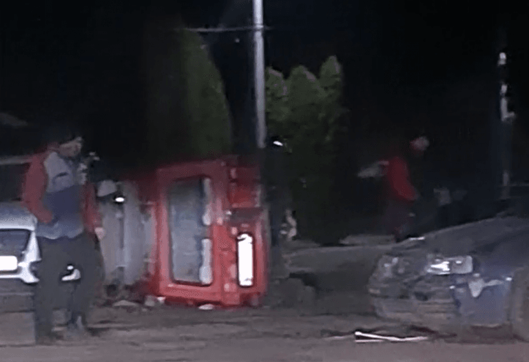 (VIDEO) Trei mașini au fost implicate aseară într-un accident în Beiuș! Un ARO s-a răsturnat!