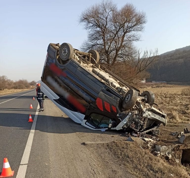 Autoutilitară răsturnată pe DN1 E60 între Căpușu Mare și Gilău!