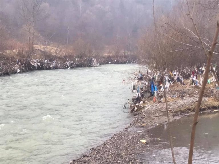 Nu mai aruncați gunoaiele în Arieș, nesimțiților! Râul Arieș a devenit groapa de gunoi a Văii Arieșului…