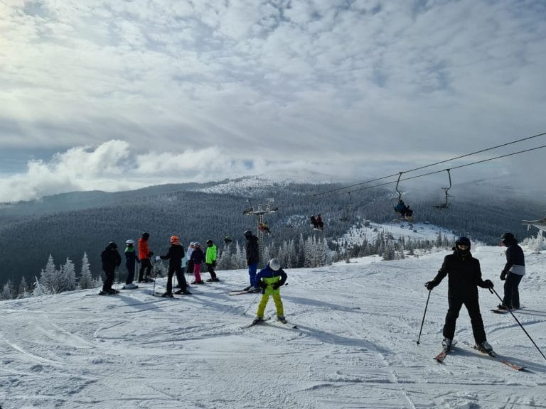 Weekend aglomerat la schi în Apuseni: Zăpada este excelentă de schiat la Buscat, Băișoara!