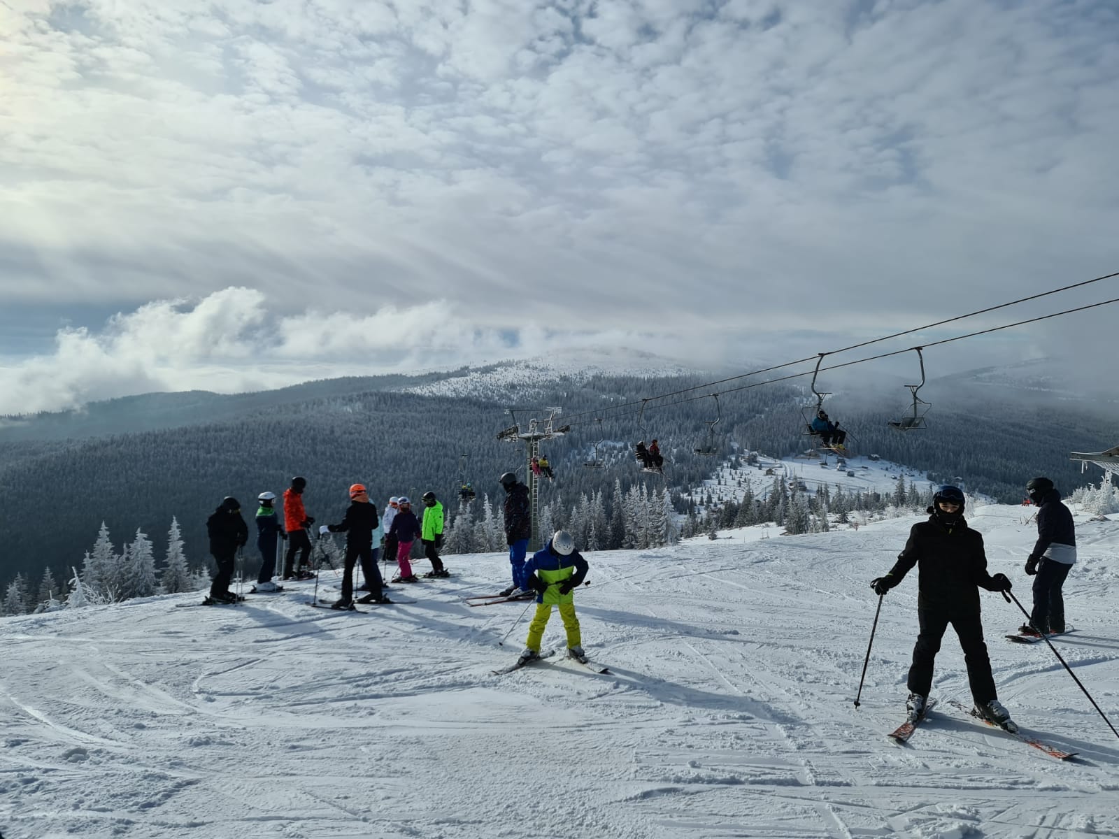Weekend aglomerat la schi în Apuseni: Zăpada este excelentă de schiat la Buscat, Băișoara!