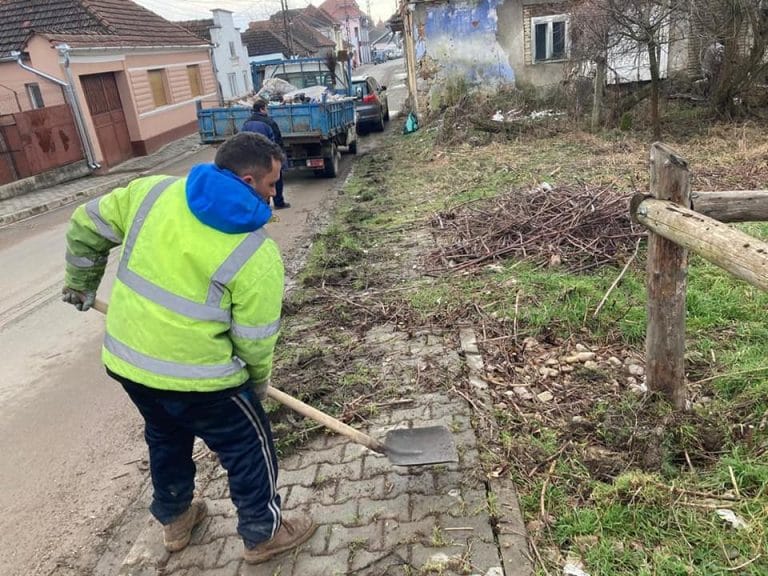 Continuă activitățile de curățenie și igienizare în Beiuș