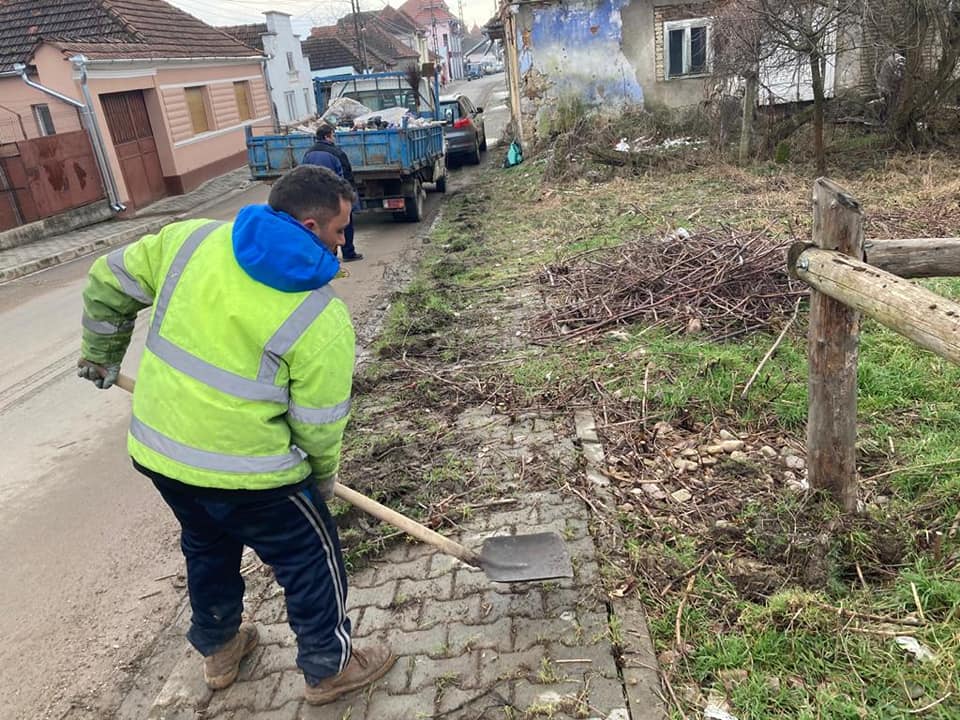 Continuă activitățile de curățenie și igienizare în Beiuș
