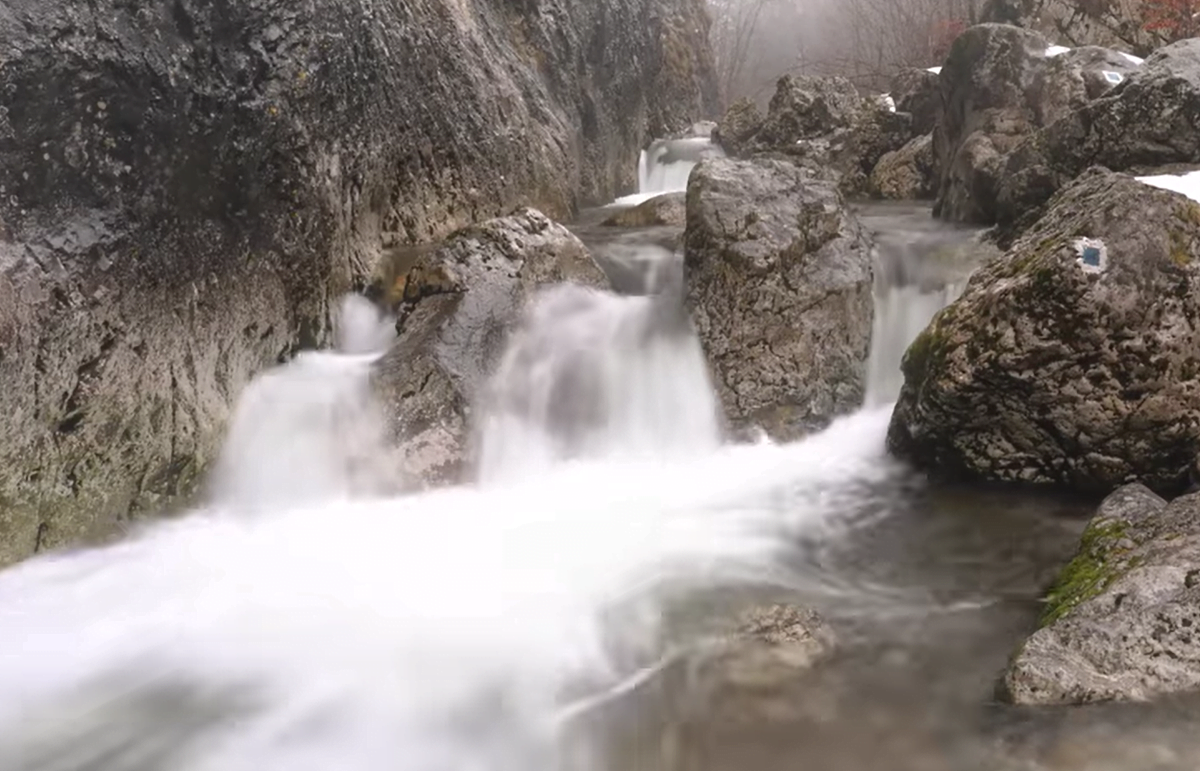 La izvorul Văii Boga, într-un izbuc care drenează o parte din apele Platoului Padiș