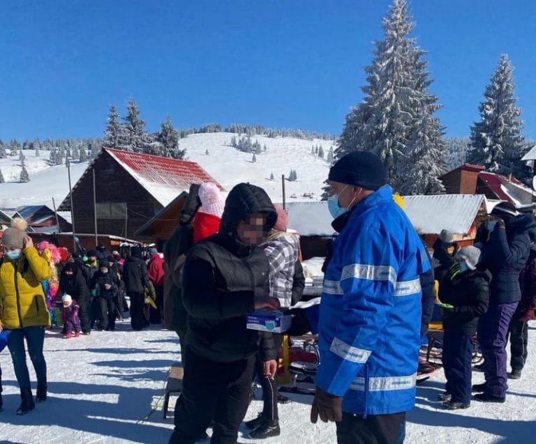 Jandarmii montani din Arieșeni au împărțit turiștilor măști de protecție și recomandări!