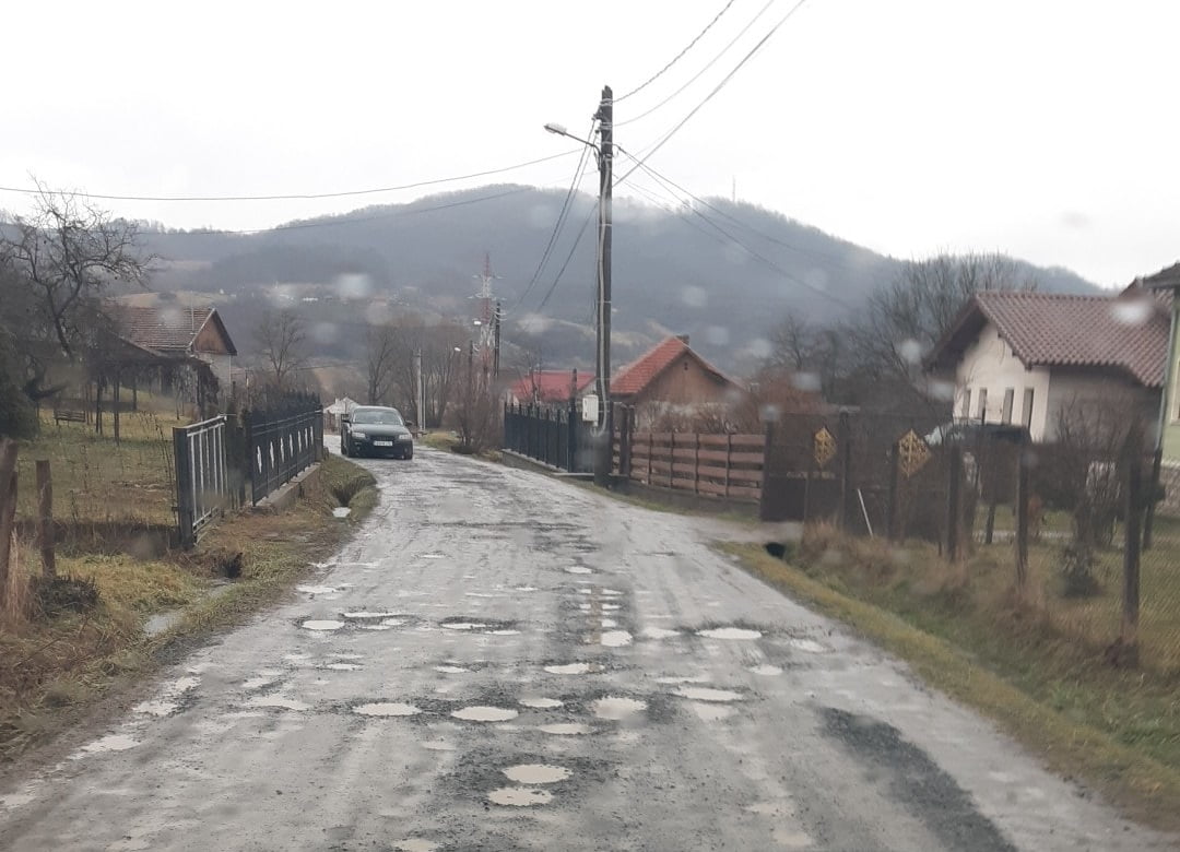În Mesteacăn (Brad) drumurile mustesc de noroi! Brădeancă: Să ne scutească de impozite sau să ne deconteze facturile de la service