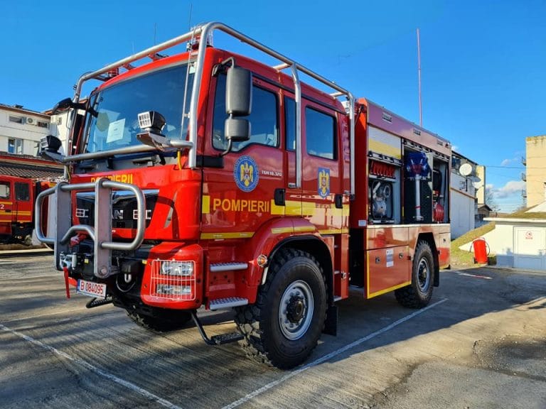 ISU Alba: Pompierii din Câmpeni au primit o autospecială pentru stingerea incendiilor de pădure cu o capacitate de a transporta 3.000 litri apă