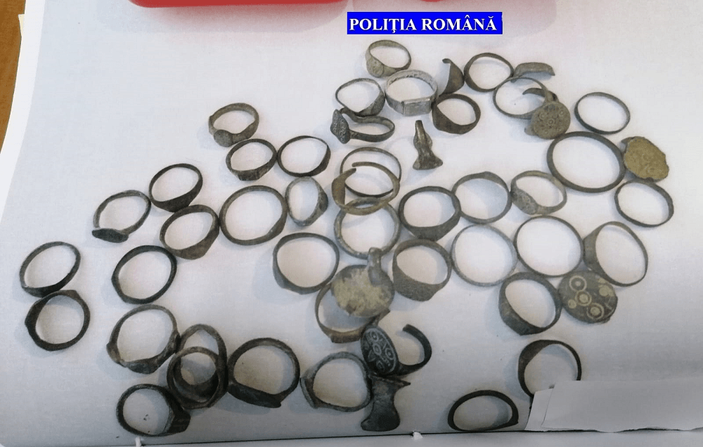 Polițiștii din Brad au fost implicați în rezolvarea unui caz de braconaj arheologic și deținere ilicită de mercur!