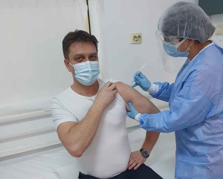 Primarul și viceprimarul din Abrud s-au vaccinat: „Ne-a venit rândul la imunizarea pe care o considerăm un pas hotărât spre normalitate”