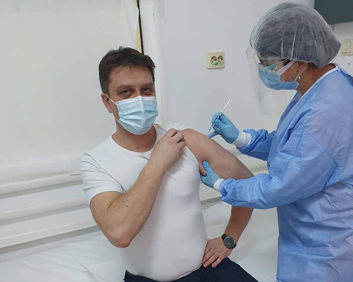 Primarul și viceprimarul din Abrud s-au vaccinat: „Ne-a venit rândul la imunizarea pe care o considerăm un pas hotărât spre normalitate”