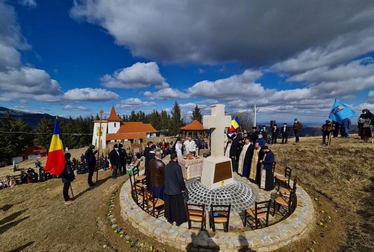 Din martie, eroii care au luptat în războaiele mondiale sunt cinstiți sub Vlădeasa, în Rogojel, printr-o cruce  înălțătoare