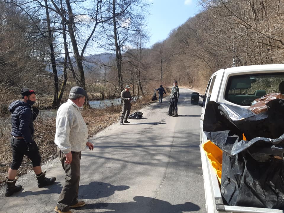 Acțiune de colectare gunoaie în Căzănești: Nu mai aruncați gunoi pe marginea drumului!