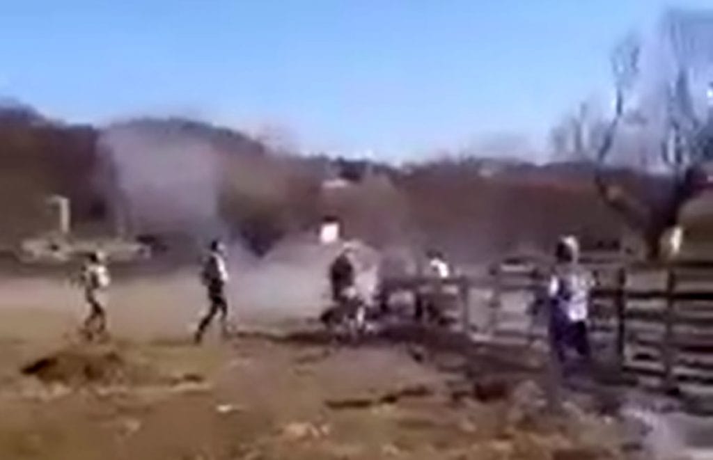 Trei bărbați din Dăroaia, de 30, 51 și 56 de ani, sunt cercetați pentru lovire sau alte violențe și amenințare Trei bărbați din Dăroaia, de 30, 51 și 56 de ani, sunt cercetați pentru lovire sau alte violențe și amenințare