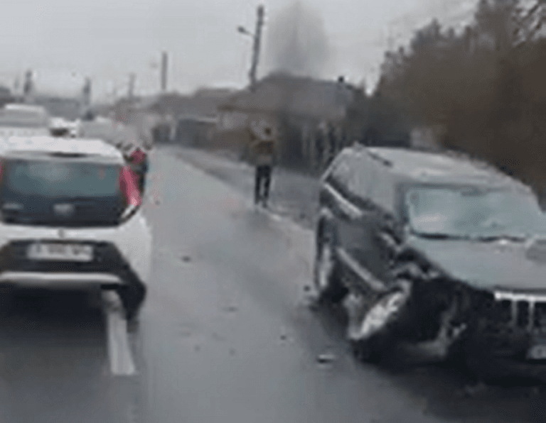 Ciocnire între două mașini pe DN1 E60 în Borod! O persoană a fost transportată la spital!