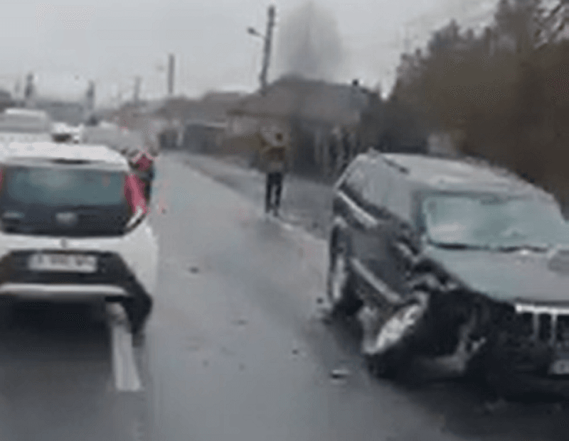 Ciocnire între două mașini pe DN1 E60 în Borod! O persoană a fost transportată la spital!