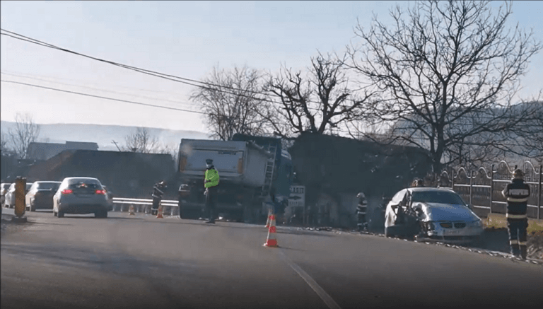 Accident pe DN76 în Hidişelu de Jos: Coliziune între un TIR şi un BMW!