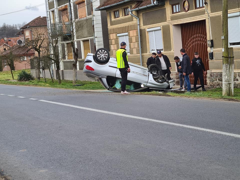 Accident în Holod pe DJ 795 într-o curbă periculoasă