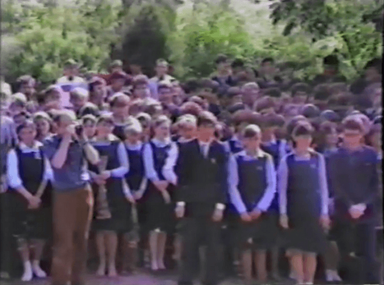 (VIDEO) din 1987 de la Banchetul Liceului Industrial Avram Iancu din Brad! Ce planuri aveau tinerii brădeni în 1987, după BAC?