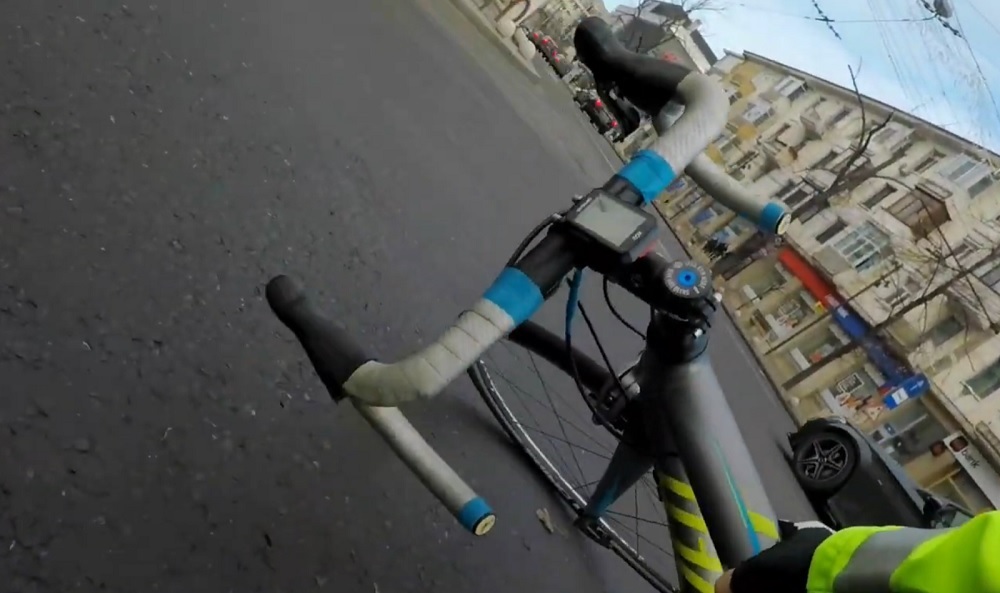 Un biciclist din Cărpinet de 19 ani a intrat în coliziune frontală cu o mașină pe DN76