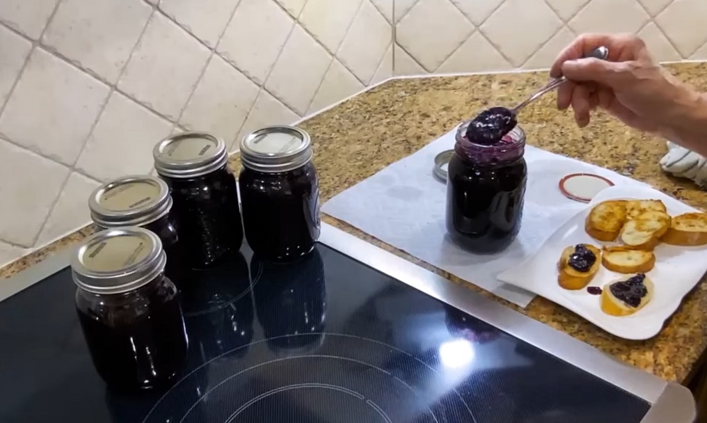 Dulceața de AFINE, o tradiție seculară în Munții Apuseni, renăscută de un producător local din Cluj
