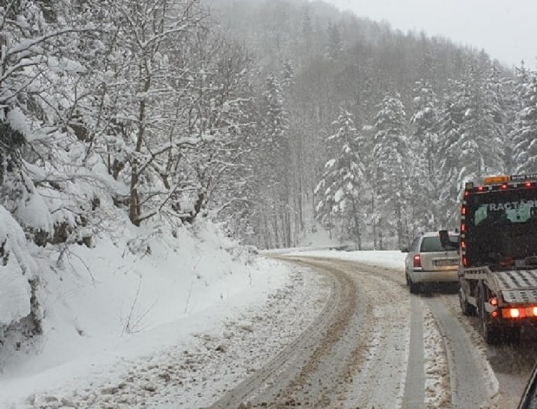 Atenție șoferi! Pe drumul județean Gilău-Mărişel se circulă greu din cauza zăpezii
