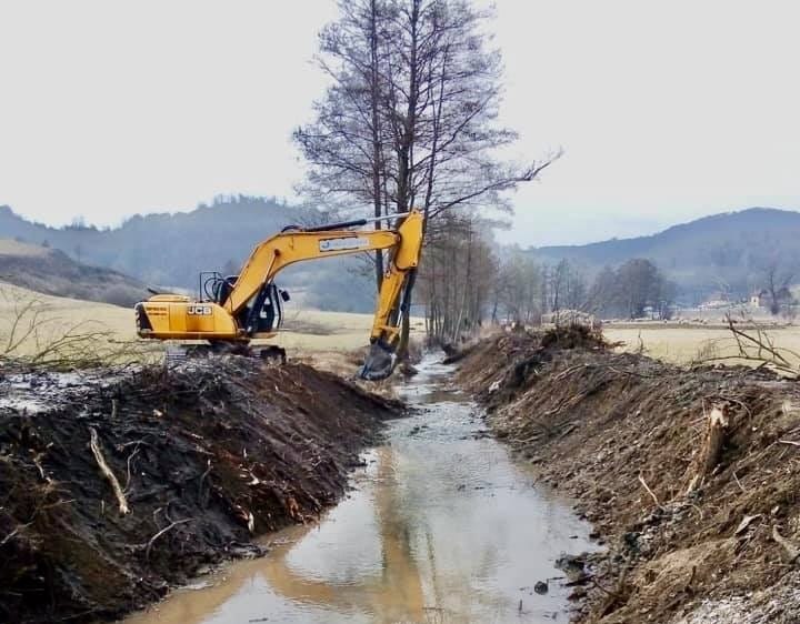 Au început lucrările de decolmatare la pârâul Luncoi, în Luncoiul de Jos!