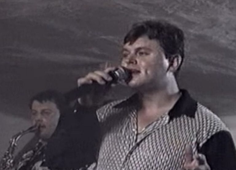 Vara anilor ’90 la Blăjeni, cu pet-uri de vin și Frutti Fresh: Cu ștampila pe mână, la cântarea lui Puiu Codreanu