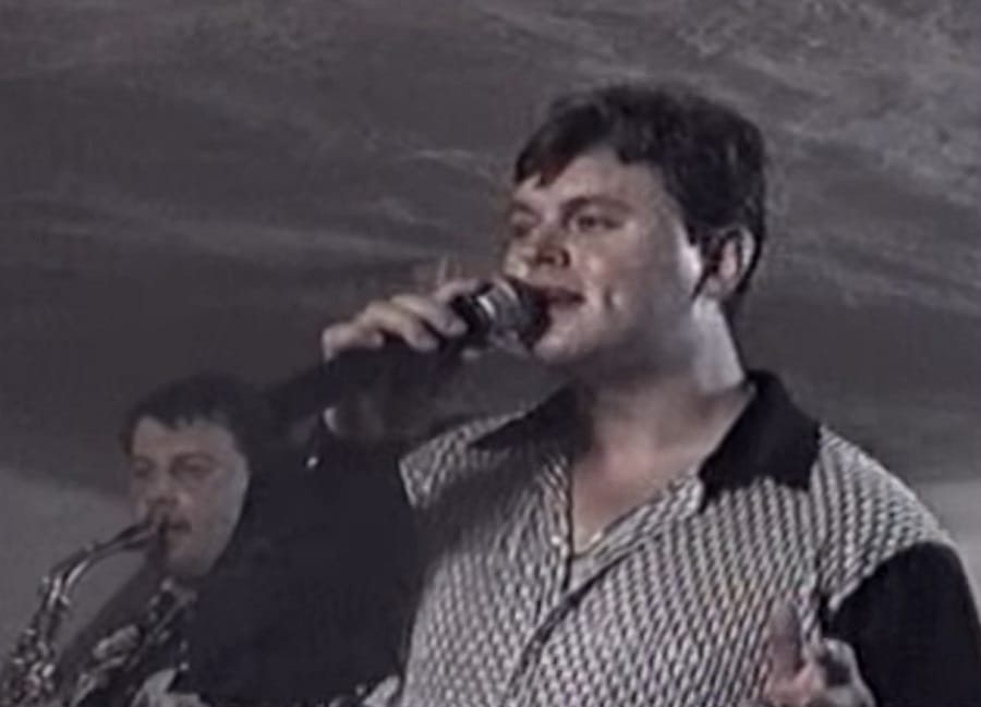 Vara anilor ’90 la Blăjeni, cu pet-uri de vin și Frutti Fresh: Cu ștampila pe mână, la cântarea lui Puiu Codreanu