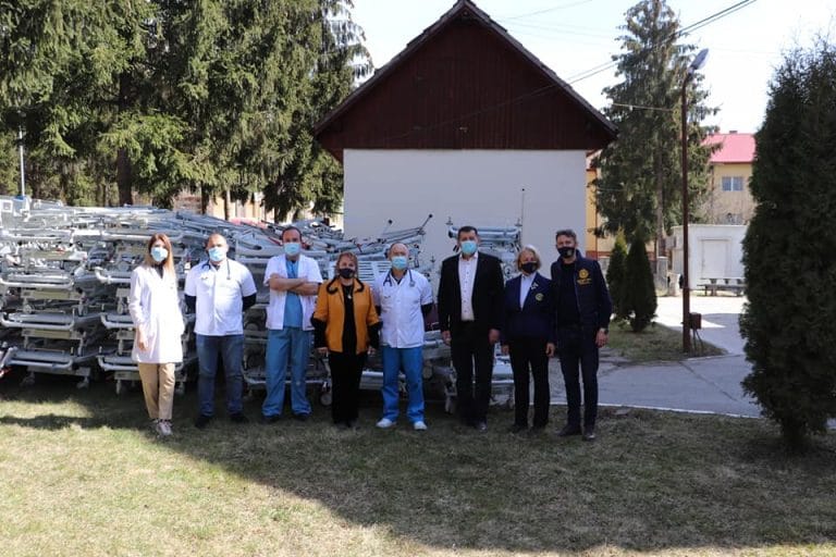 57 de paturi și 8 noptiere au mai donat cei de la Club Rotary „Floare de colț” Abrud-Cîmpeni, Spitalului din Cîmpeni
