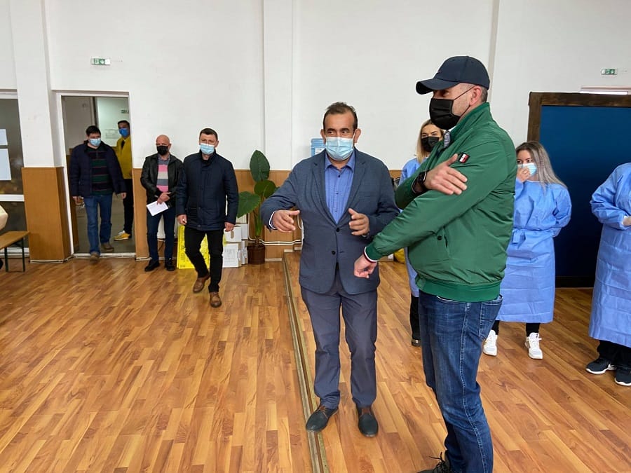 Prefectul Hunedoarei, Călin Petru Marian, și subprefecții Oana Andreea Biriș și Szell Lorincz au fost prezenți astăzi la deschiderea centrelor de vaccinare din  Șoimuș și Vața de Jos