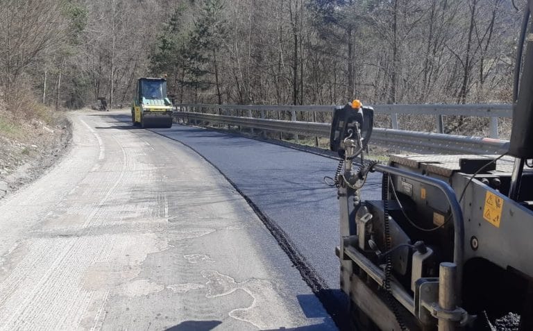 DRDP Cluj anunță ca a efectuat asfaltări pe bucăți din DN 75: PETICELI care țin 2 luni sau lucrări durabile?