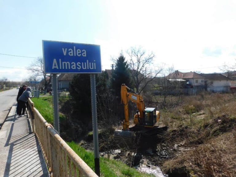 Angajații de la Apele Române Crișuri execută lucrări pe Valea Almaș, afluent al râului Crișului Alb
