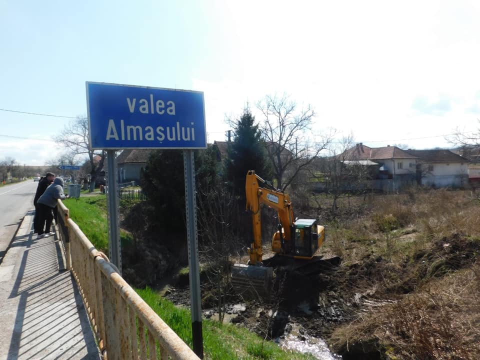 Angajații de la Apele Române Crișuri execută lucrări pe Valea Almaș, afluent al râului Crișului Alb