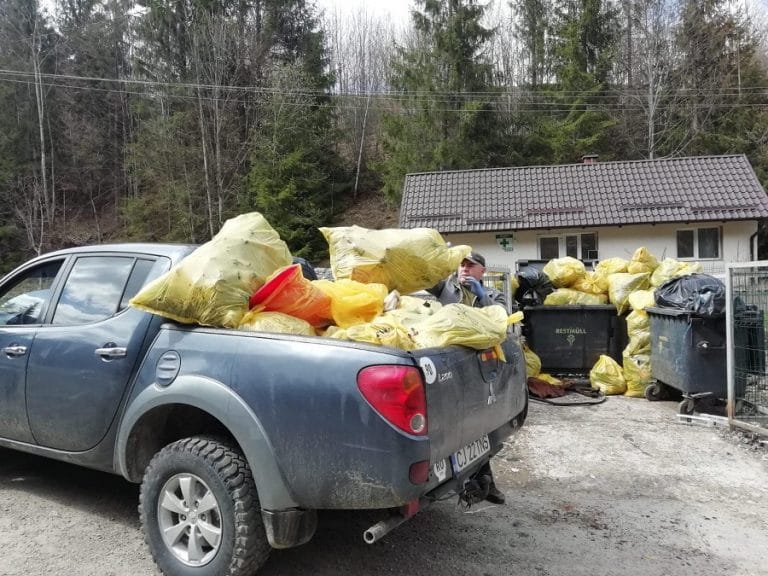 Voluntarii din Rogojel au ecologizat zona: Primăria Săcuieu a anunțat că va instala camere video pentru a prinde NESIMȚIȚII care aruncă gunoaie!