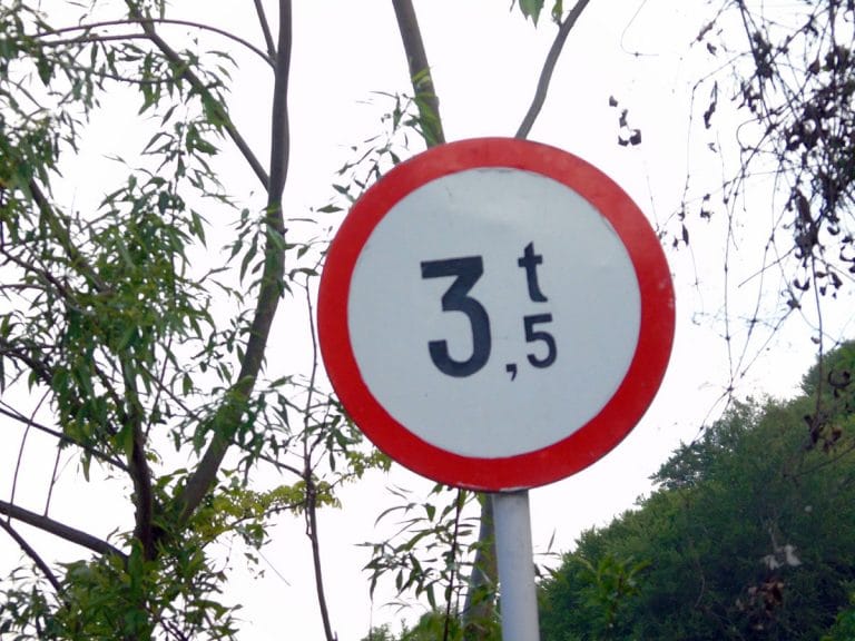 Autovehiculele cu masă mai mare de 3,5 tone vor putea circula în Câmpeni cu restricții și contra unei taxe