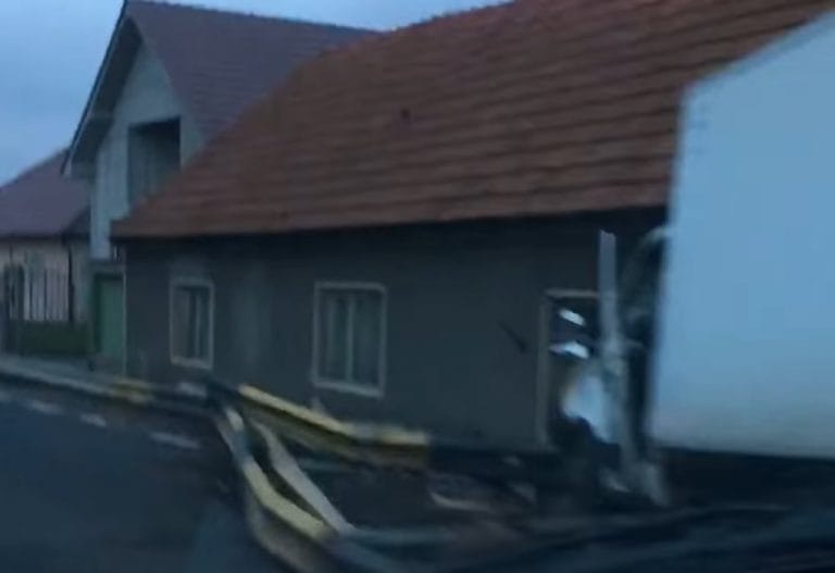 (VIDEO) Accident pe DN1 E60 în Borod: O autoutilitară a ieșit de pe carosabil