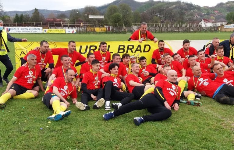 (FOTO-VIDEO) Aurul Brad STRĂLUCEȘTE din nou! Fotbaliștii din Brad sunt campionii Hunedoarei