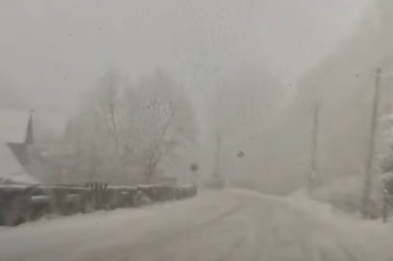 (VIDEO) Zăpadă în toată regula pe drumul dintre Băișoara și Buscat