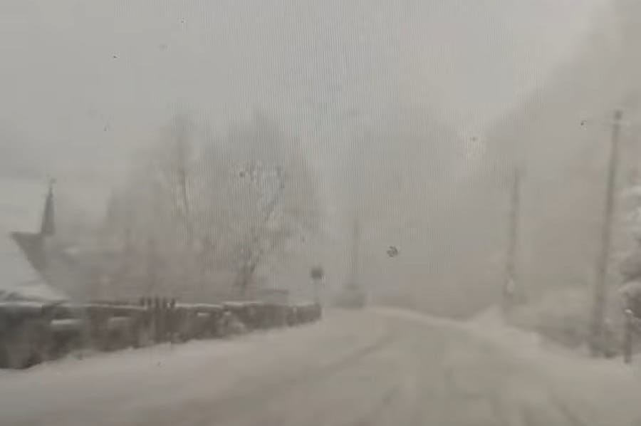 (VIDEO) Zăpadă în toată regula pe drumul dintre Băișoara și Buscat