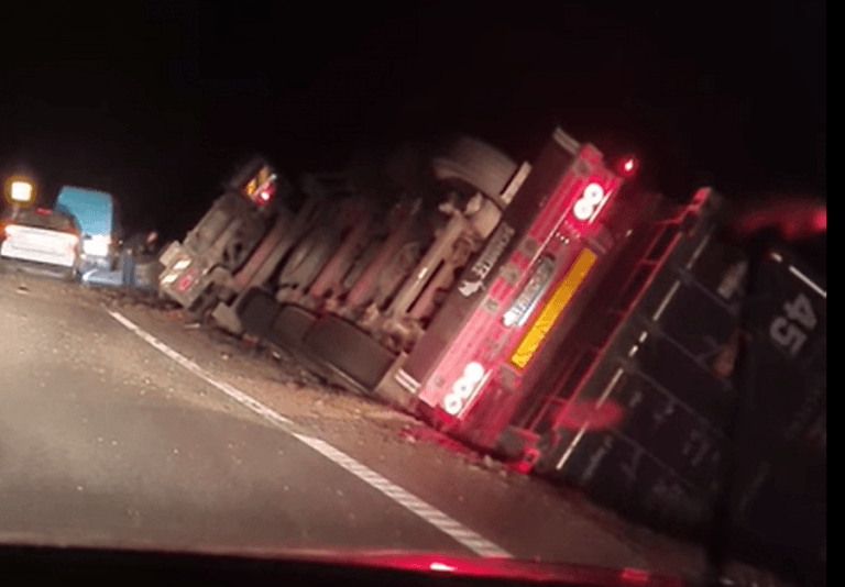 (VIDEO) Accident pe DN76: Un TIR s-a răsturnat în șant! Șoferul a murit!