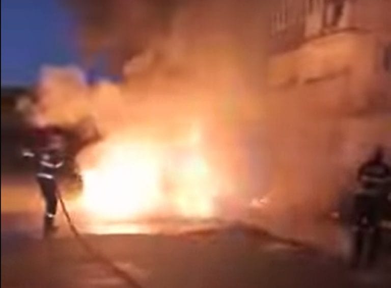 (VIDEO) INCENDIU: O mașină a luat foc  în ABRUD